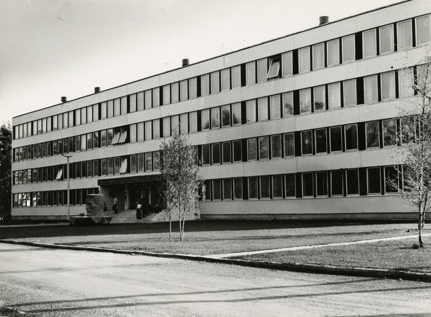 Vana-Vigala Maakutsekool, praegune Tehnika- ja Teeninduskool, eestvaade. Arhitektid Maire Annus, Maara Metsal