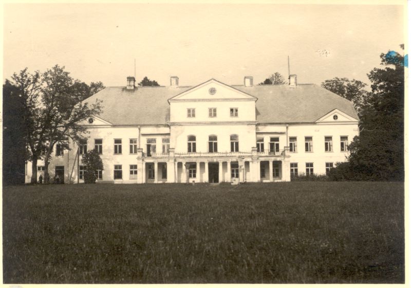 Foto. Vaade Vana-Vigala mõisa peahoonele Läänemaal, valminud 1775.
