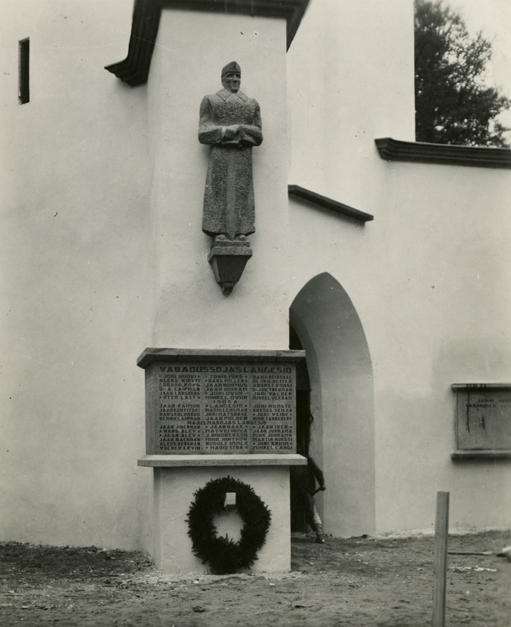 Mälestusmärk Vabadussõjas langenud sõjaväelastele ja Vigala kiriku torn, vaade hoonele. Arhitekt Alar Kotli