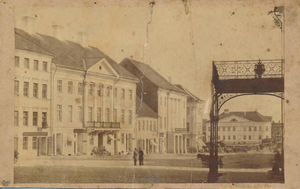 Raekoja plats, vaade Raekoja plats 3 juurest. Taga ülejõel hotell Bellevue. Tartu, 1880-1890.