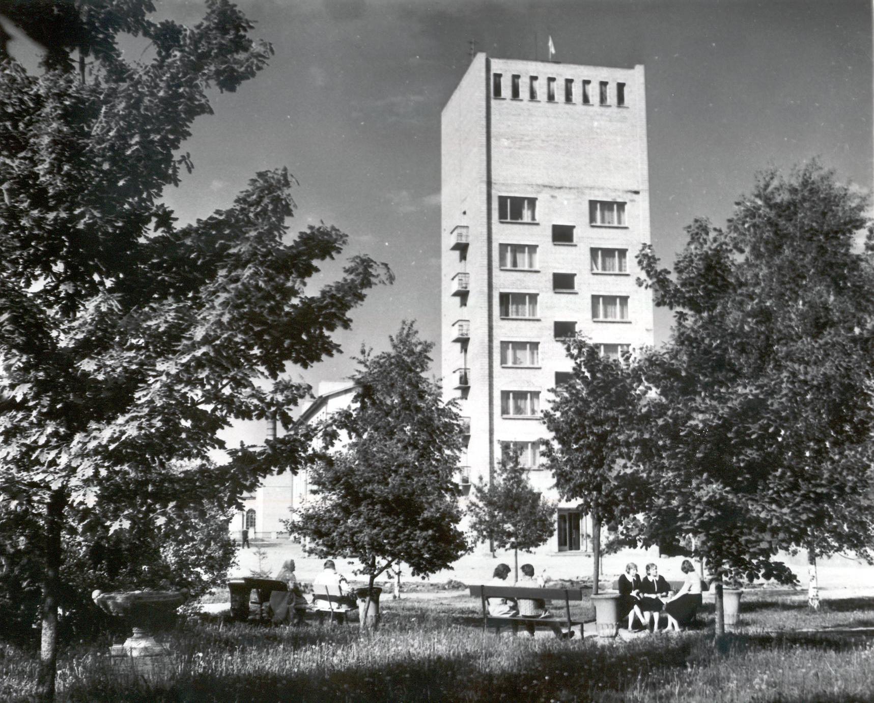 Foto. Majad Võru Võidu väljakul 1966.a.