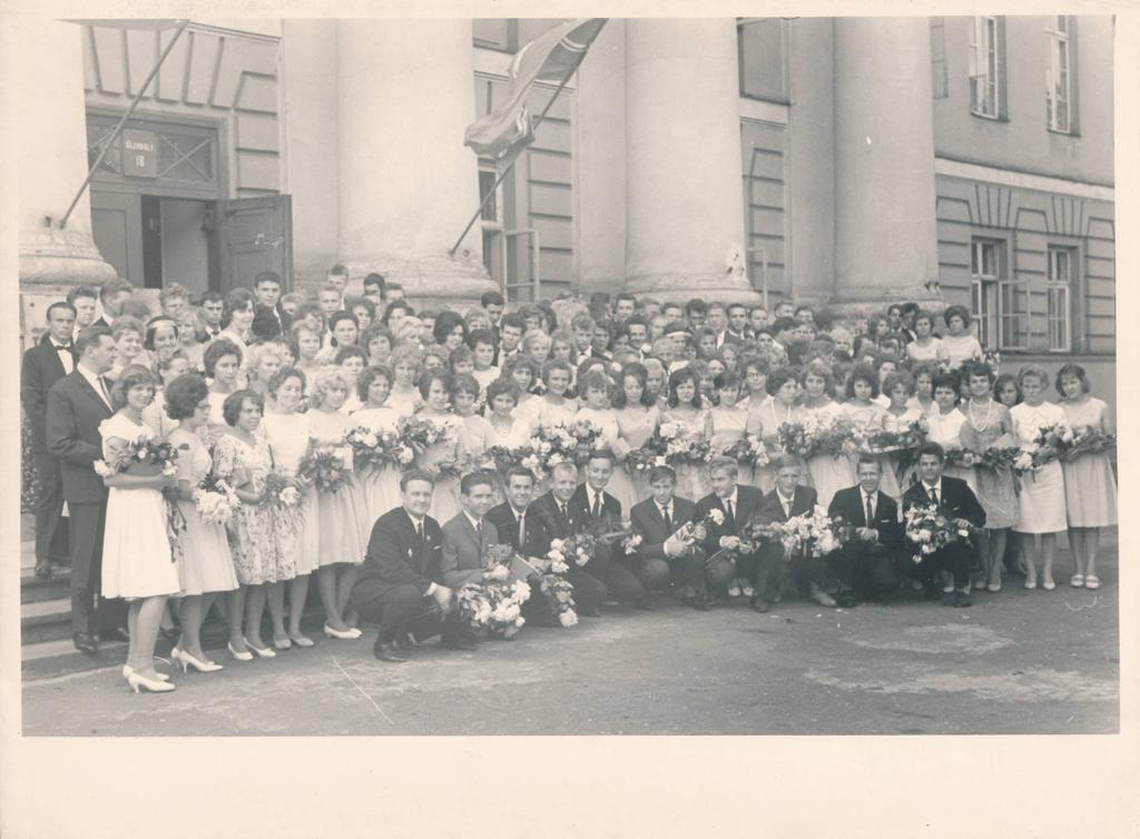 TRÜ aula, noorte suvepäevade lõpetamine. Tartu, 1964.