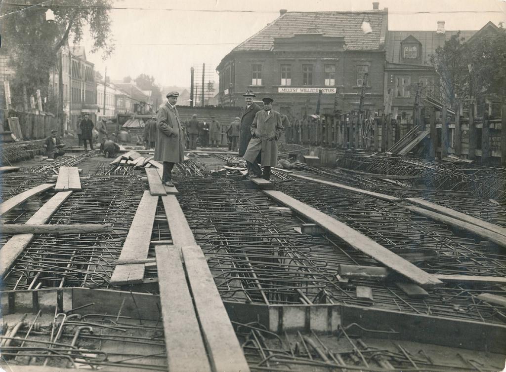Vabadussild, ehitamine Taga Vene t, paremal majasilt "Meltsi villatööstus". Tartu, 1925.