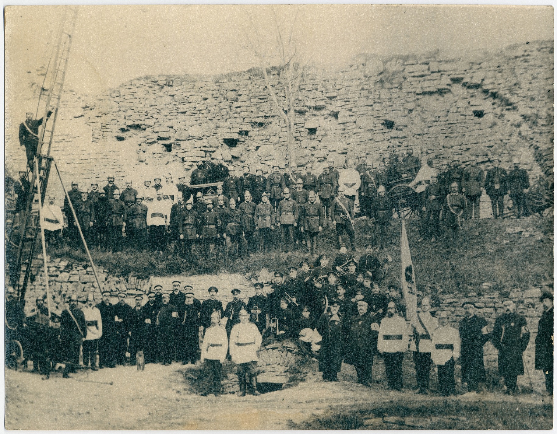 Haapsalu Vabatahtliku Tuletõrje Ühingu liikmed manöövritel ühingu 35. aastapäeval, 1903.a.
