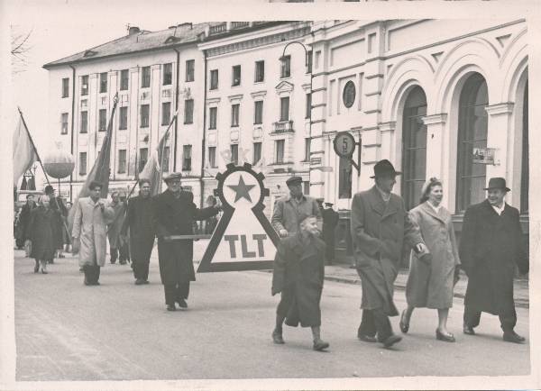 Maidemonstratsioon, ettevõtte TLT  töötajad kolonnis. Tartu, 1957.