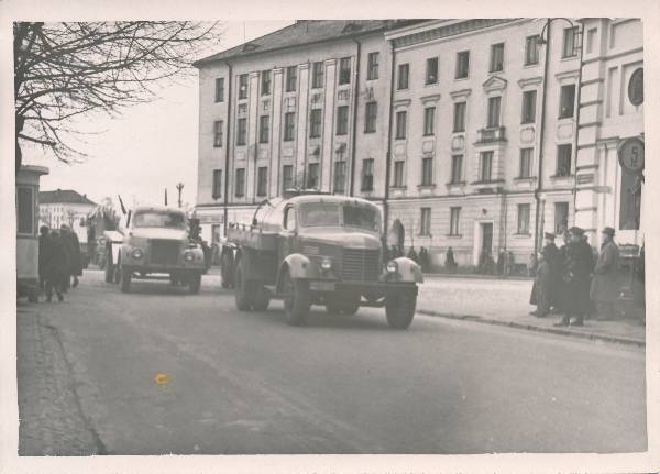 Maidemonstratsioon, tsisternautod (piimaautod?) kolonnis.Tartu, 1957.