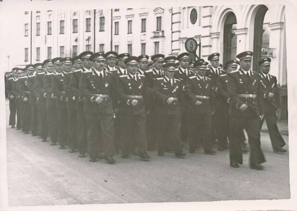 Maidemonstratsioon, marsivad sõjaväelased. Tartu, 1957.