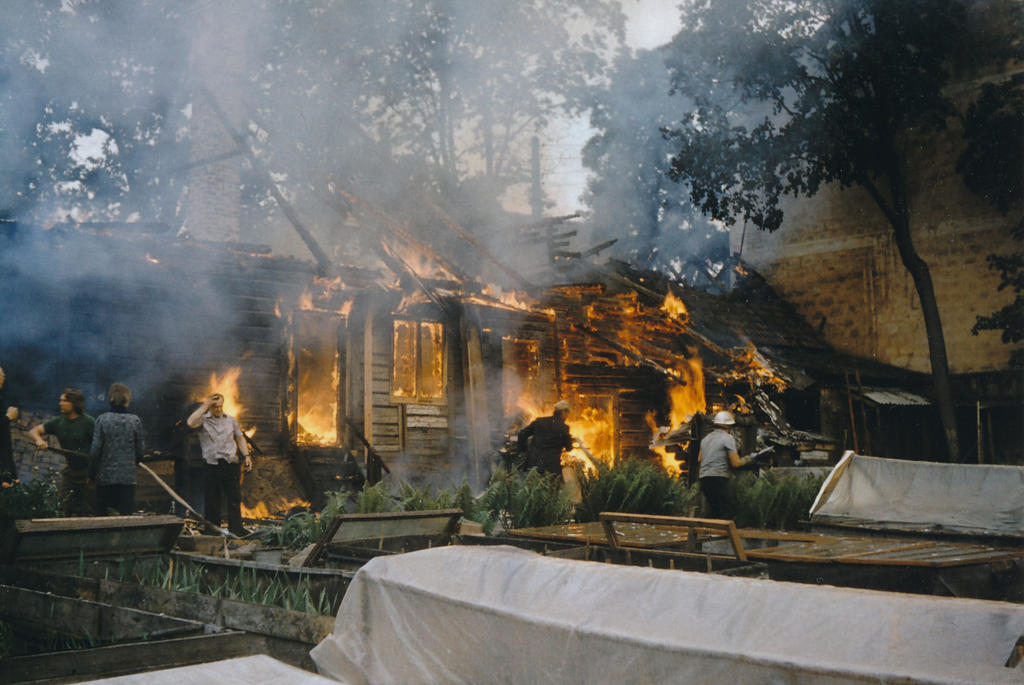 Foto ja diapositiiv. Võrus Vabriku tn. põleva puitelamu kustutamine. 1980.