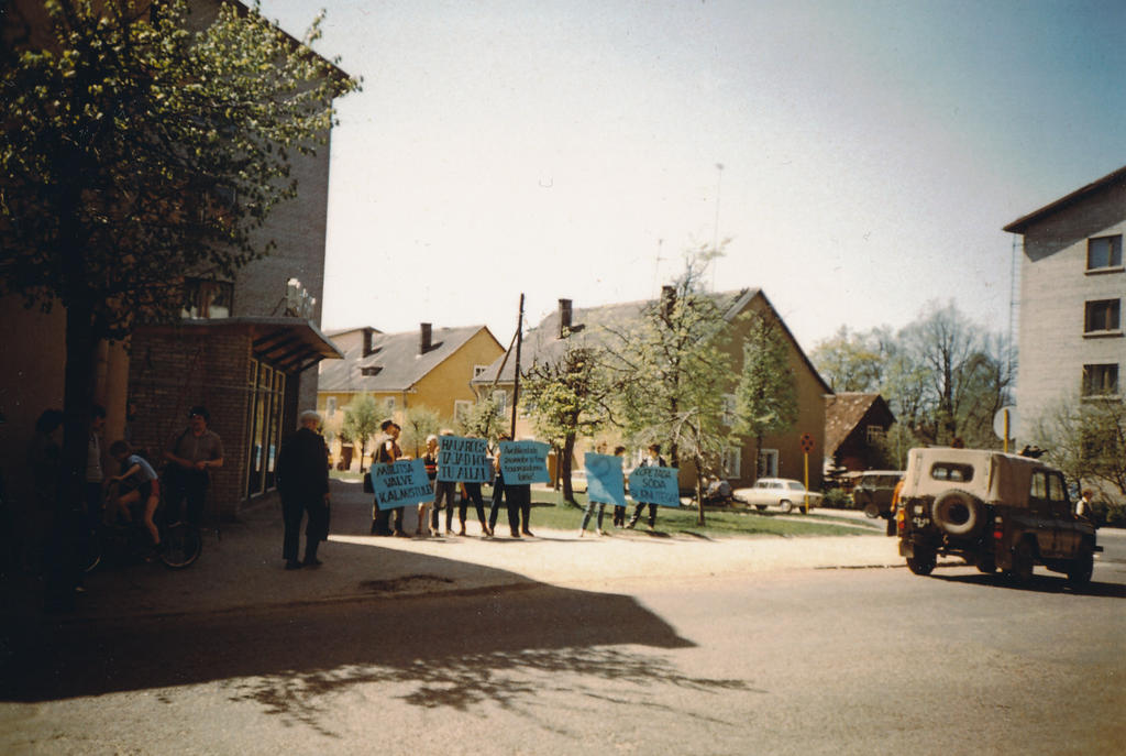 Foto ja diapositiiv. Pikett Võrus 15.mail  1988 linnavalitsuse ees peale vabadussõjas langenute kalmude rüüstamist Võru kalmistul.