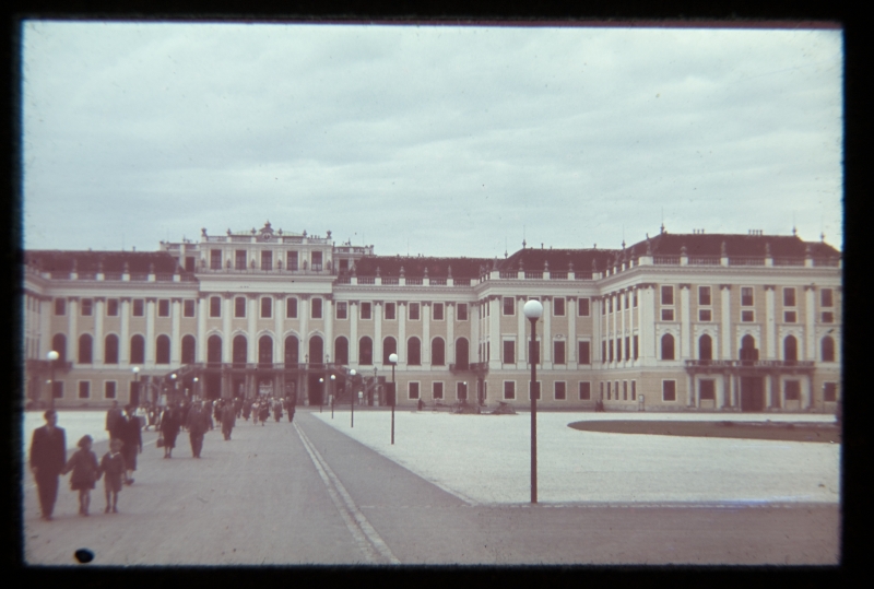 Vaade Schönbrunni lossi esifassaadile ja lossiesisele väljakule.