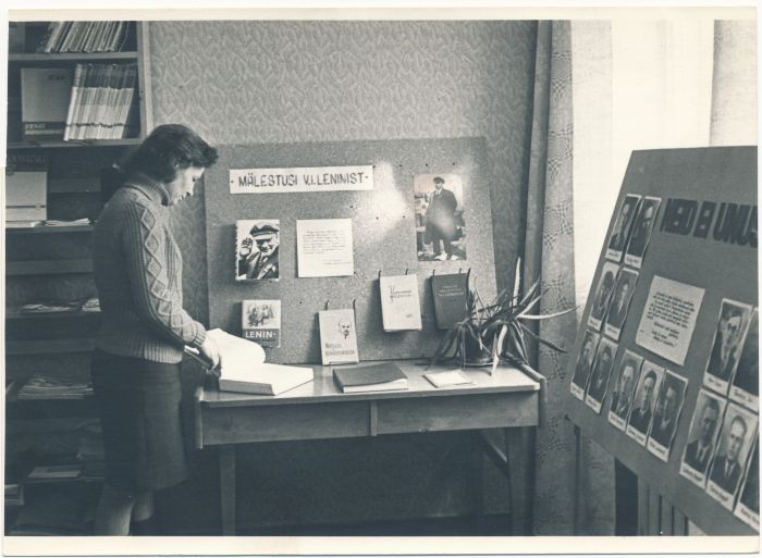 Foto. Lenini nurk Pürksi raamatukogus. Dets. 1969.