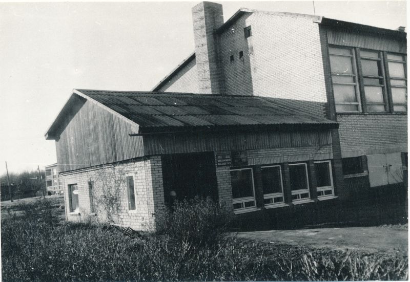 Foto. Haapsalu RSS sidejaoskondade töötajate ringsõit mööda sidejaoskondi 1989. Hoone, kus asus Pürksi Sidejaoskond.