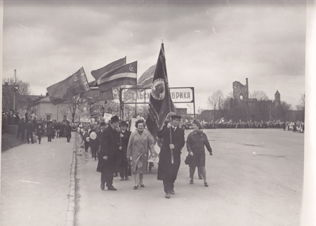 1.mai rongkäik, Kreenholmi manufaktuuri Joala vabriku kolonn