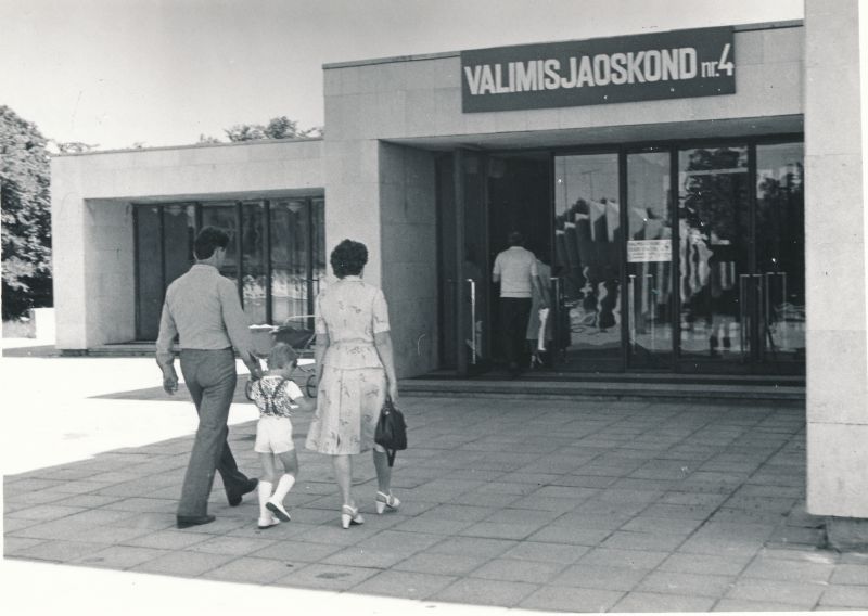 Foto. Kohalike rahvasaadikute nõukogude valimistel. Valijad sisenevad valimisjaoskonda nr 4 (Haapsalu kultuurimaja). 20.06.1982.