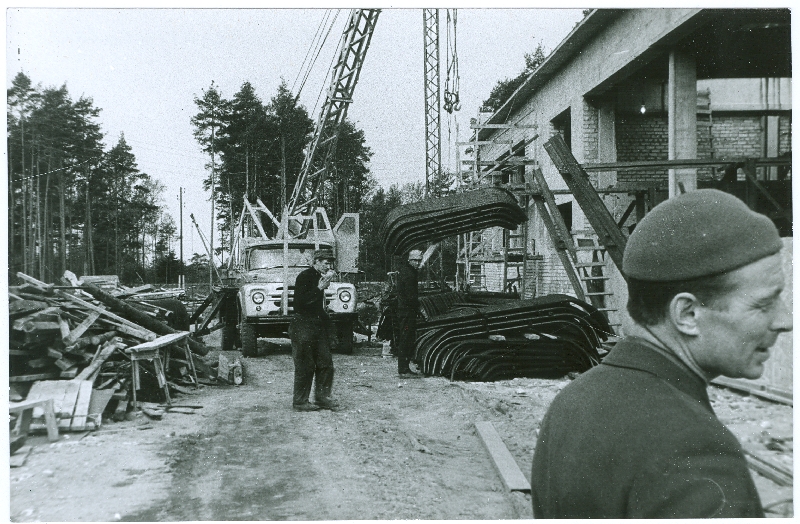 Foto. Palivere Ehitusmaterjalide Tehase  vanemtöödejuhataja Lembit Matt katlamaja ehituse juures 1969-1970.a.