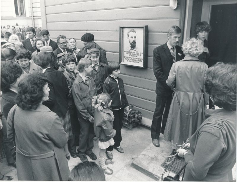 Foto. Esimesed külastajad Dmitri Uljanovi kortermuuseumi uksel. 1982.