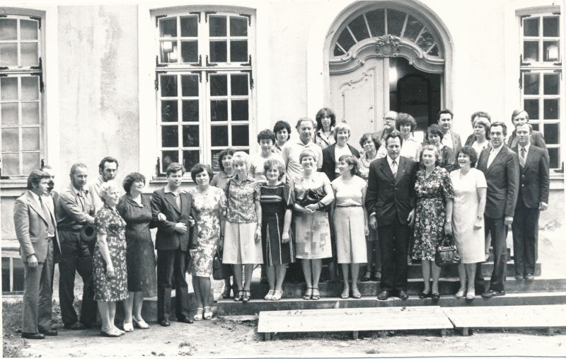 Foto. Läti NSV Ventspilsi raj. kohalike nõukogude töötajad Haapsalu koduloomuuseumi ees 1981. a. Mustvalge.