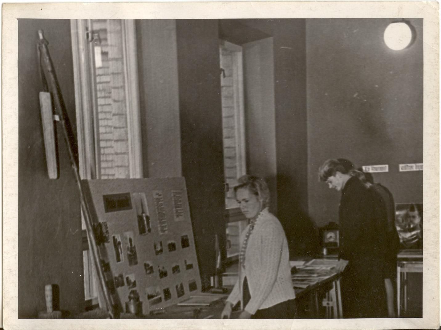 foto, Paide 1. Keskkooli koduloonurk ja õpetaja Erika  Makrjakov 1960-ndatel a.