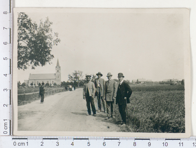 Mehikoorma vallakirjutaja Leinbock ja Puksow'i vennad. Vasakult teine Friedrich Puksow/Puksoo, 1912