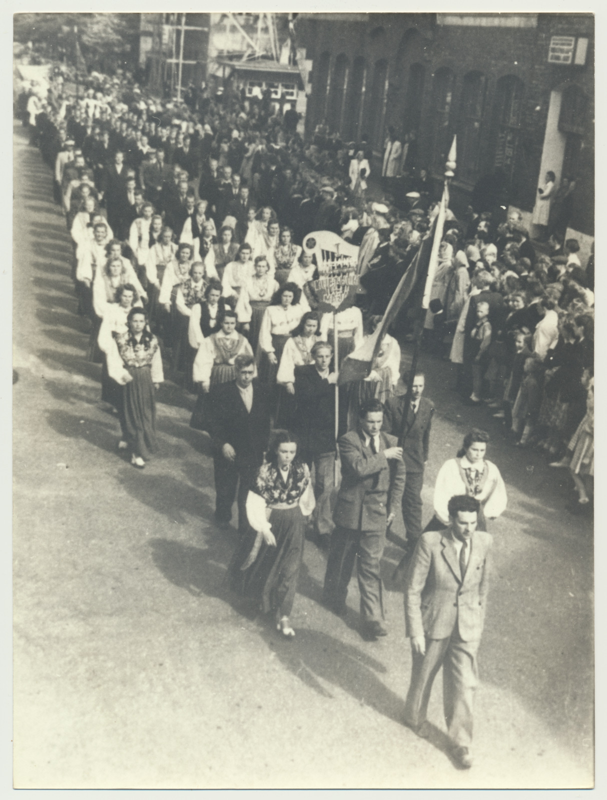 foto, segakoor Koit, Pärnu laulupeo rongkäik, 1950