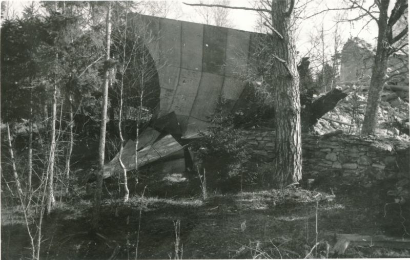 Foto. Rooslepa kiriku torn (varisenud) pärast 1981a kevadtormi, Läänemaal. 21.04.1981. Foto: T. Kempi