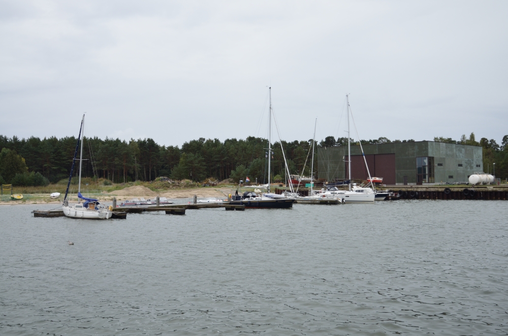 Purjejahid Dirhami sadama ujuvkai ääres, kaldal väikelaevade tootmis- ja hooldusbaas