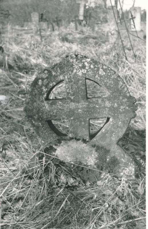 Foto. Ainus leitud kivist rõngasrist Rooslepa kirikukalmistult, Läänemaal. 21.04.1981. Foto: T. Kempi