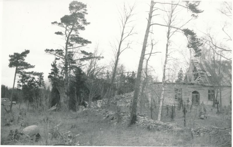 Foto. Rooslepa kirik pärast 1981a kevadtormi Läänemaal. 21.04.1981. Foto: T. Kempi