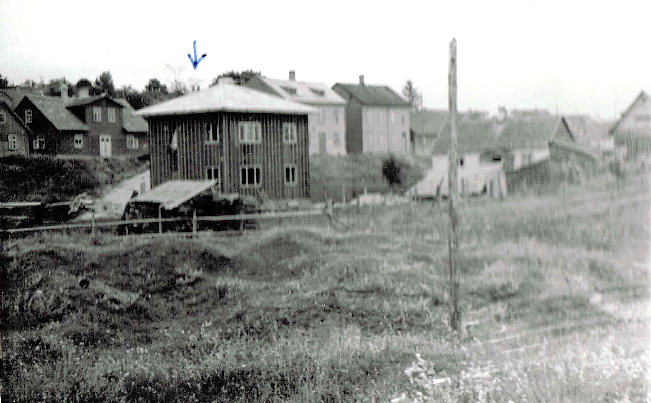 View on the street, marked with the arrow Tatu 64
