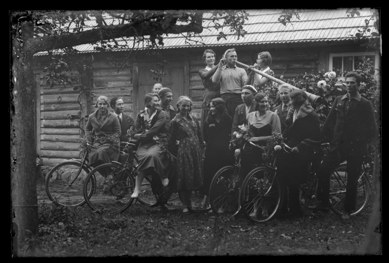 Grupp noori jalgratastega