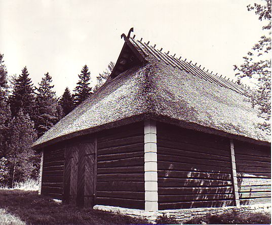Pilliroost katus Altja kõrtsihoonel