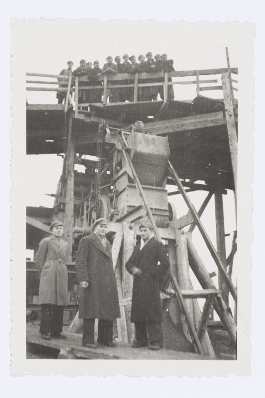 Tartu Tehnikakeskkooli õpilaste ekskursioon Kärevere silla ehtusele, 1939.