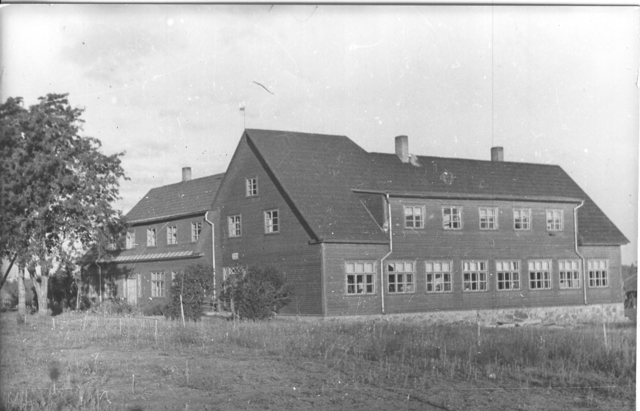 Foto ja negatiiv. Misso koolihoone, ,endine Pugola kool 1950. aastatel.