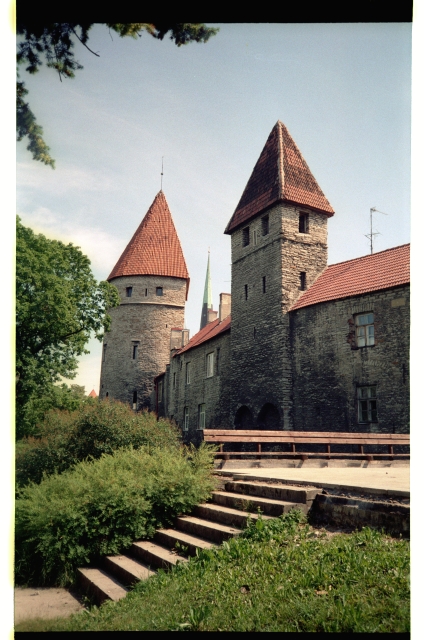 Vaade Nunnadetagusele tornile ja Loewenschede tornile Tallinna linnamüüris