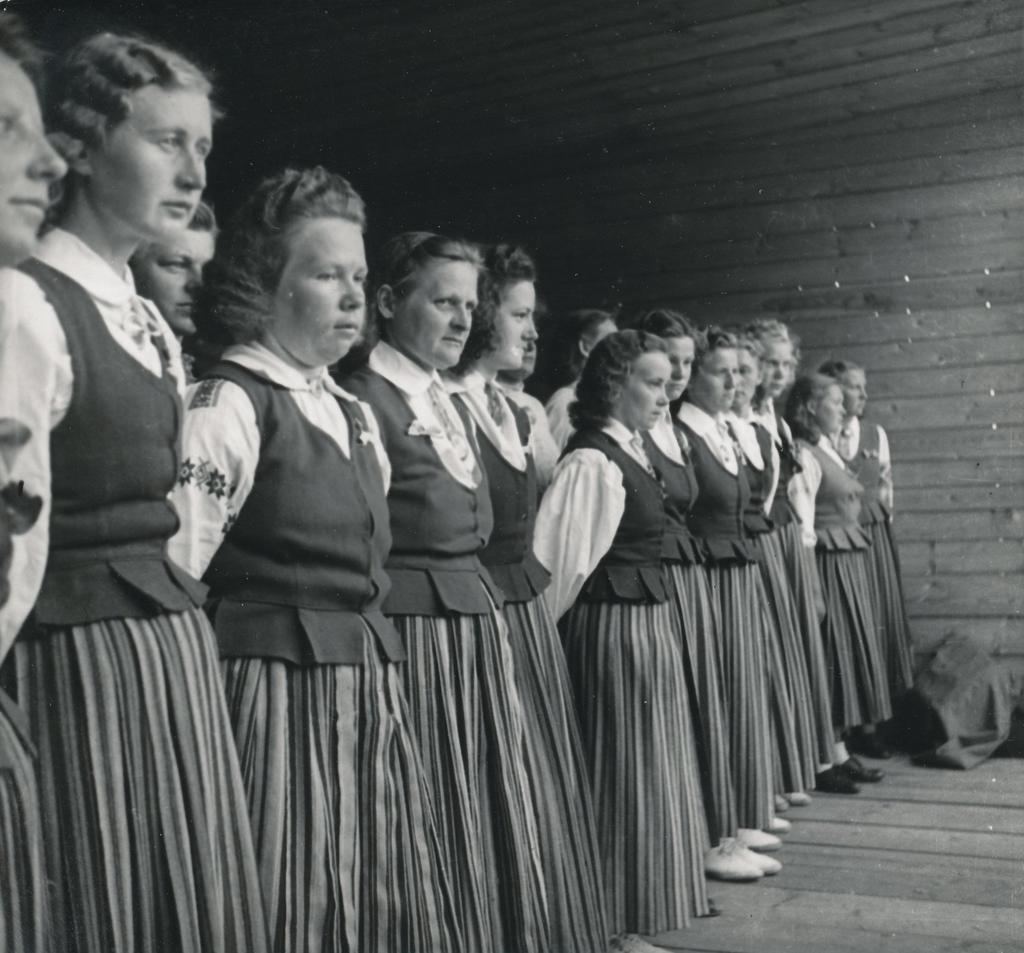 Foto ja negatiiv. Misso laulupidu 8. juulil 1951.a. Sõbrasaarel.