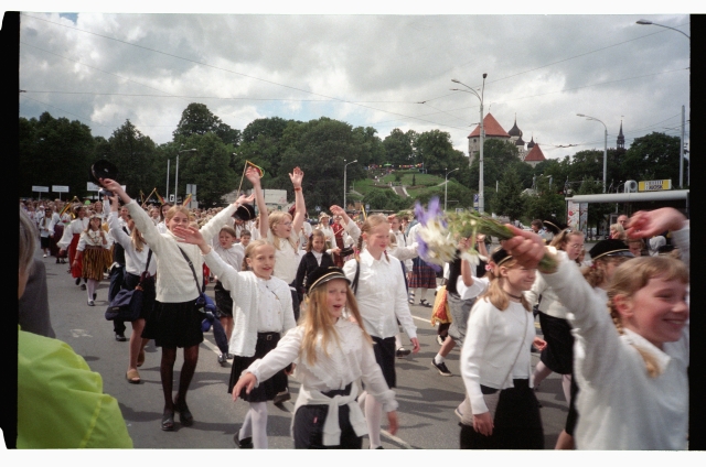 IX Noorte laulu- ja tantsupeo rongkäik Tallinnas