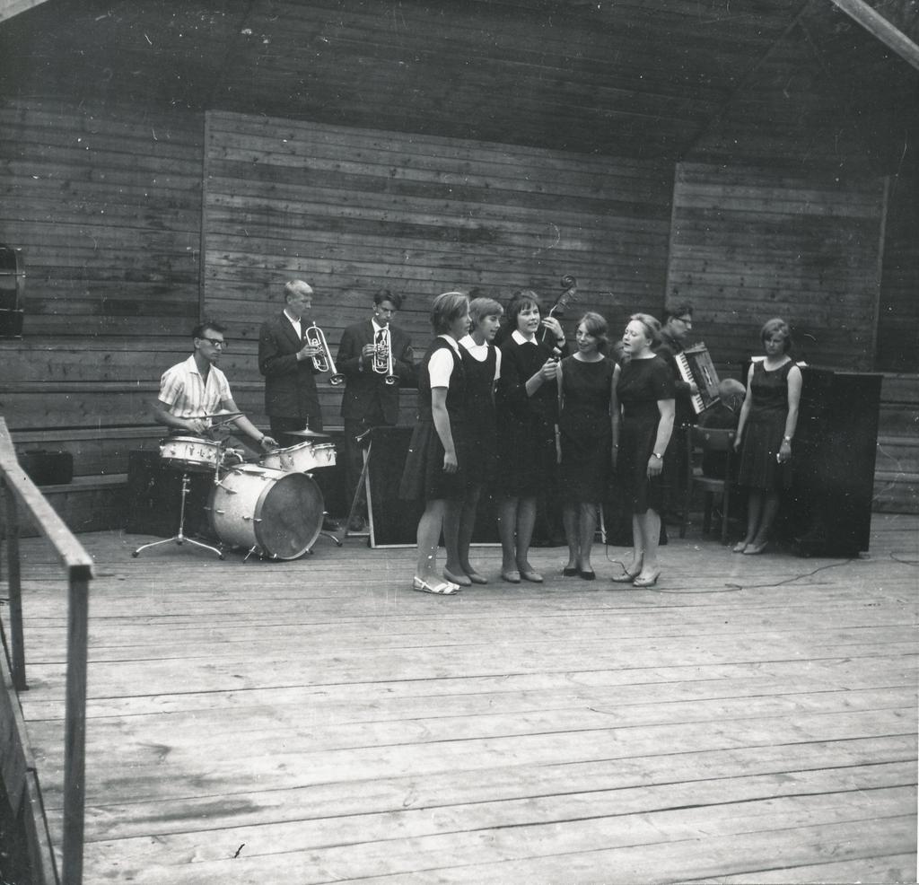Foto ja negatiiv. Misso laulupidu 1966.a., esineb Misso keskkooli tütarlaste ansambel.