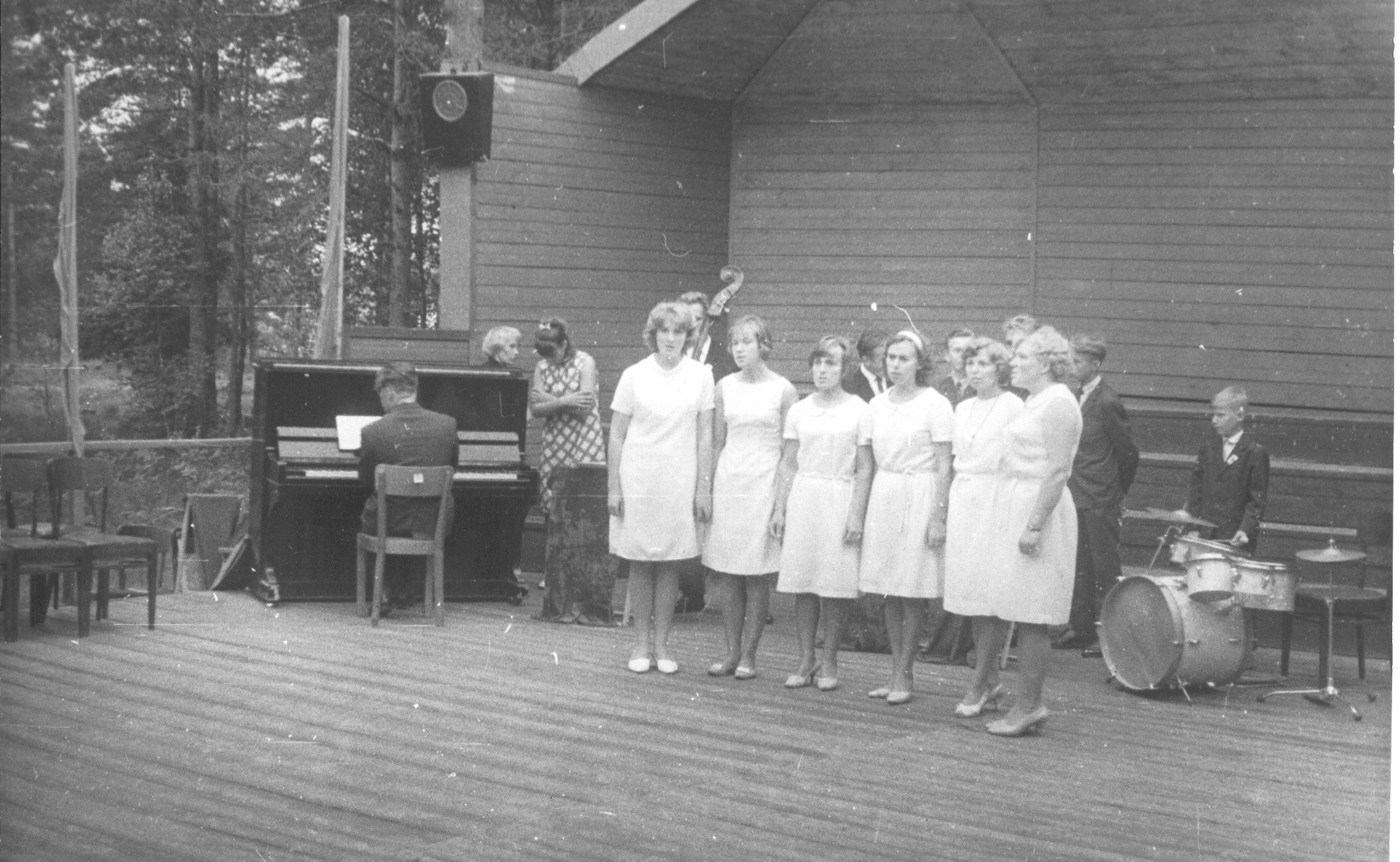 Foto ja negatiiv. Misso laulupäev 2. augustil 1967.a. Misso lauluväljakul, esineb nais ansambel