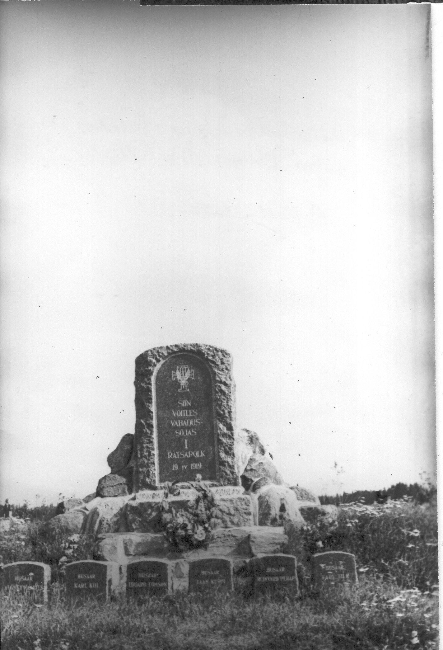 Foto ja negatiiv. Mälestussammas Vabadussõjas langenutele Misso-Oravasaares  26.mail 1935.a.