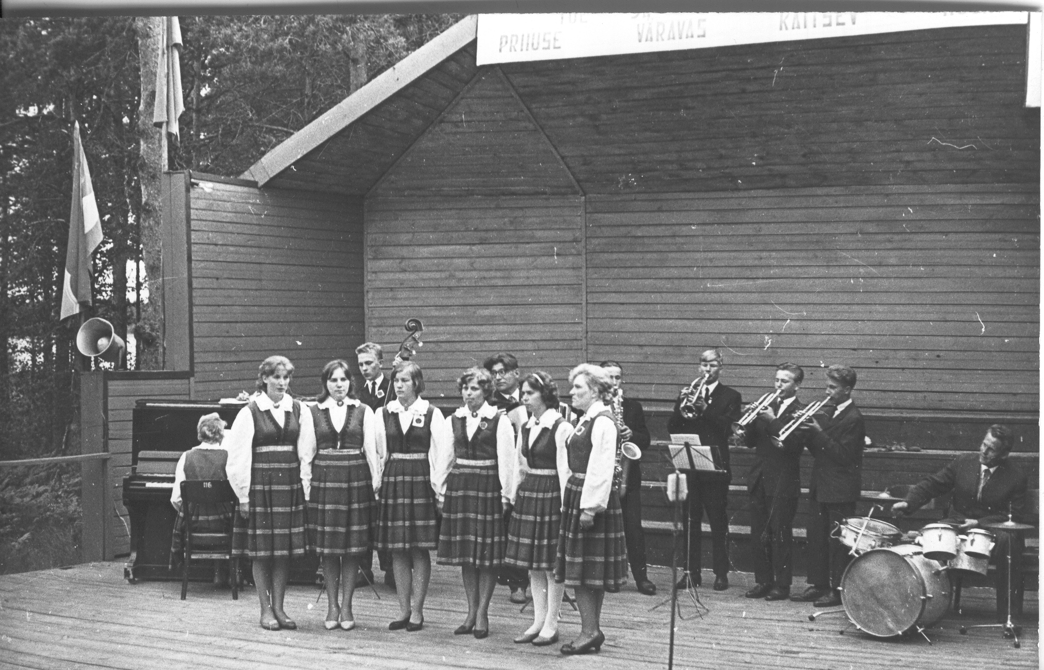 Foto ja negatiiv.  Misso laulupäev 2. juulil 1967.a. lauluväljakul .Esineb naisansambel.