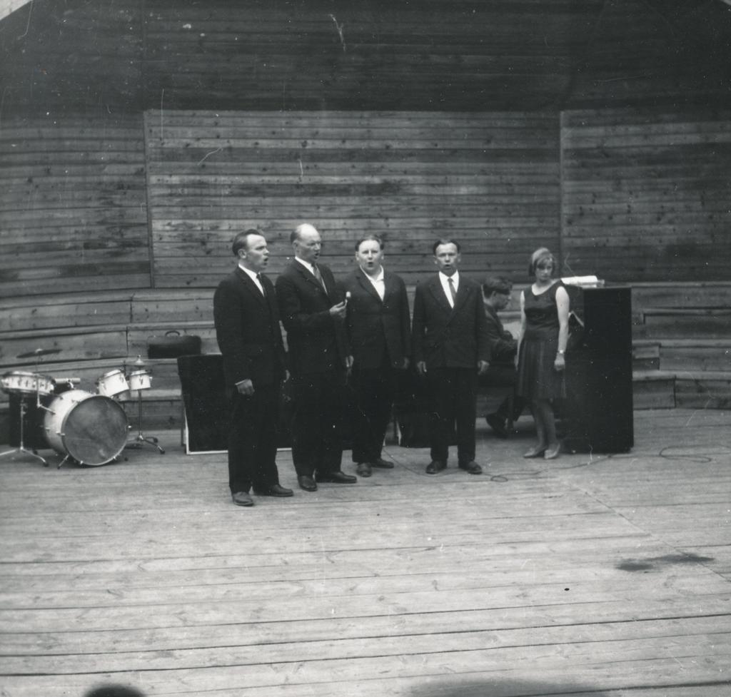 Foto ja negatiiv. Misso laulupidu 1966.a.,esineb Misso Kultuurimaja meesansambel.
