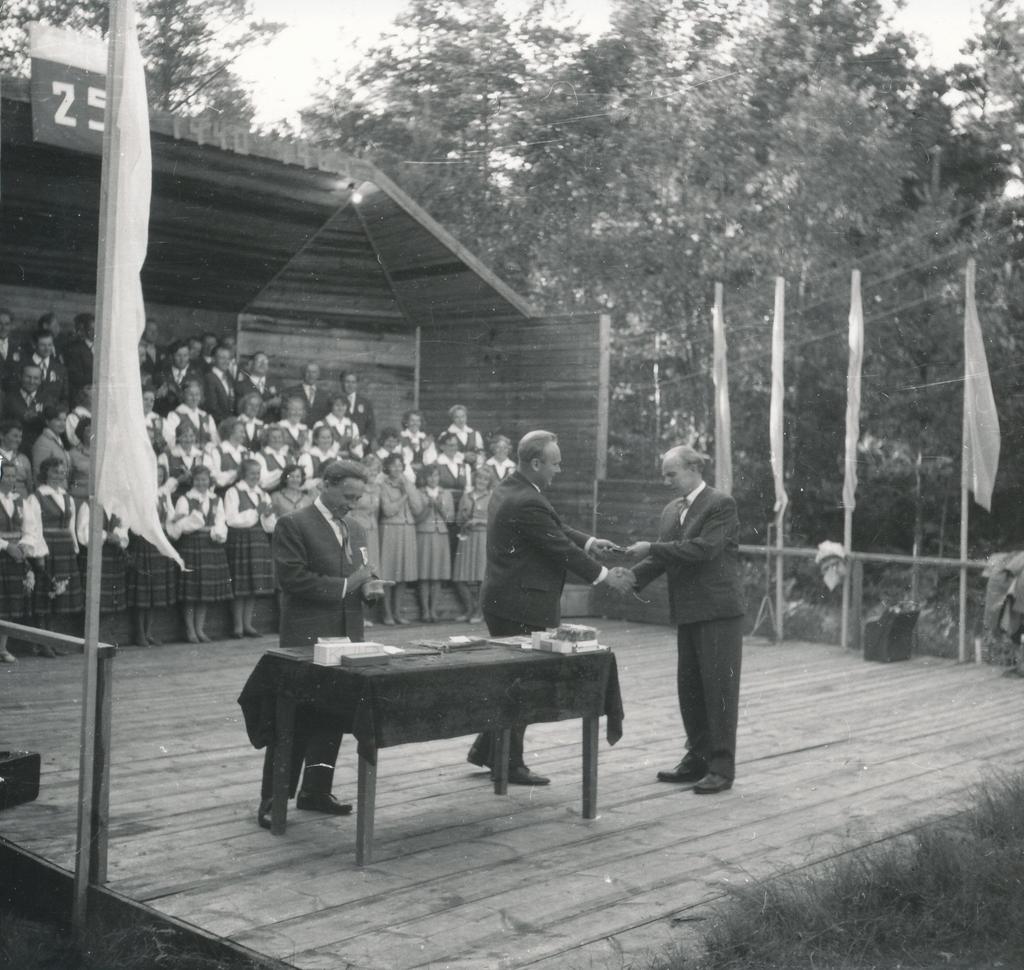 Foto ja negatiiv. Misso laulupidu 1965,a.,tänatakse dirigente.