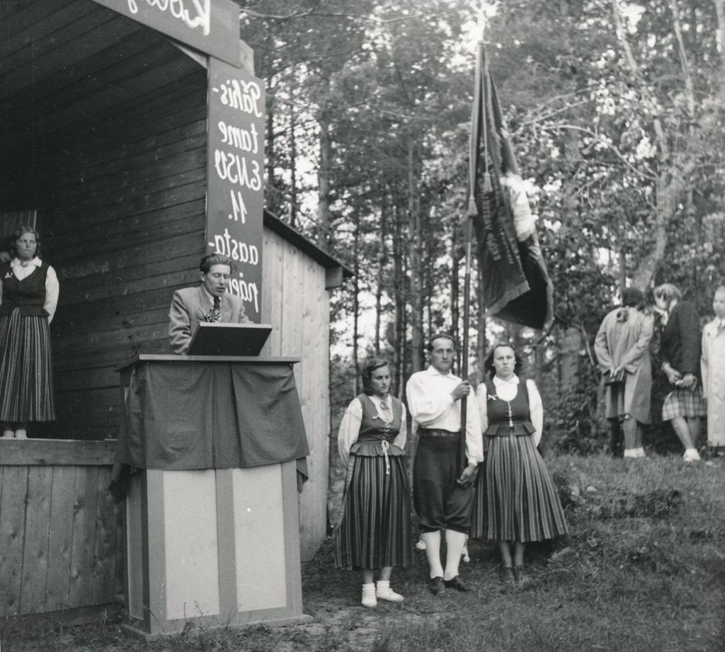Foto ja negatiiv. Misso laulupidu 8. juulil 1951.a., kõneleb Vastseliina rajooni TSN TK esimees J.Naarits.