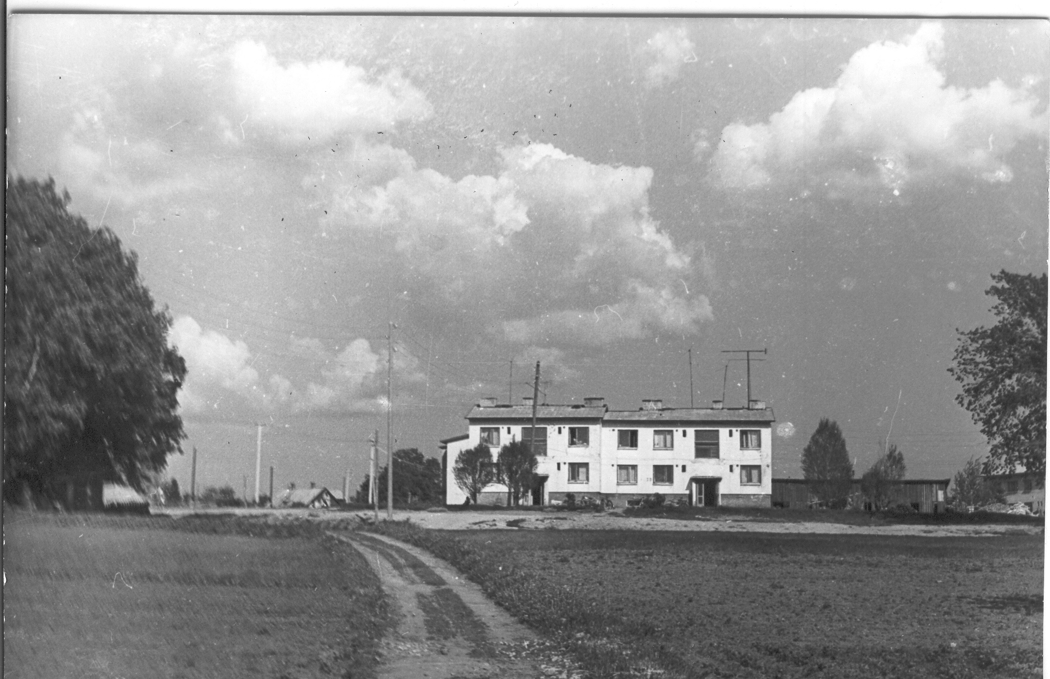 Foto ja negatiiv. Misso sovhoosi kahekorruseline 4 korteriga  elumaja, valmis 1960.a.