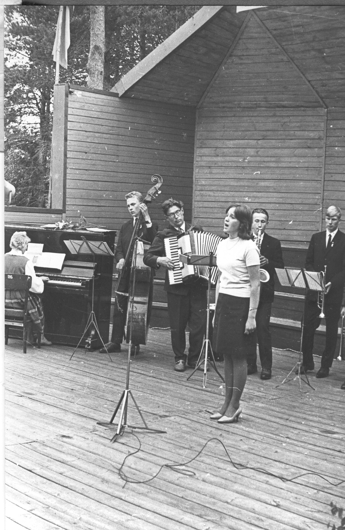Foto ja negatiiv.  Misso laulupäev 2. juulil 1967.a. lauluväljakul ,esineb laulja ja orkester.