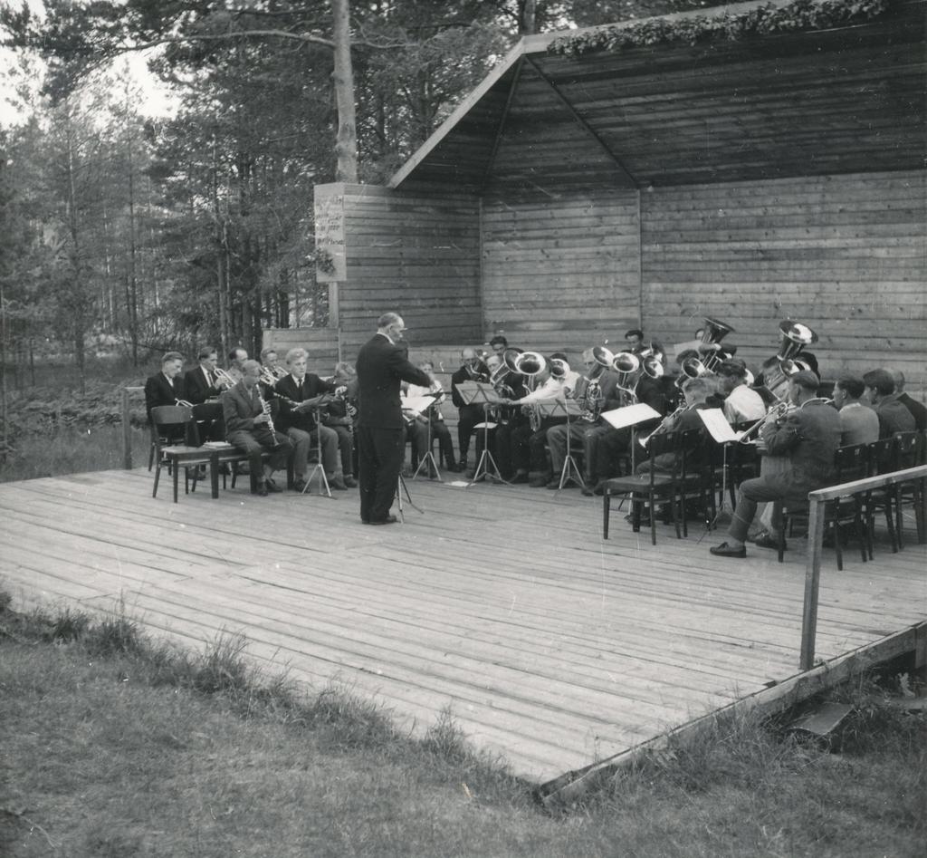 Foto ja negatiiv. Misso laulupidu 1964.a , esineb Misso rahvamaja puhkpilliorkester.