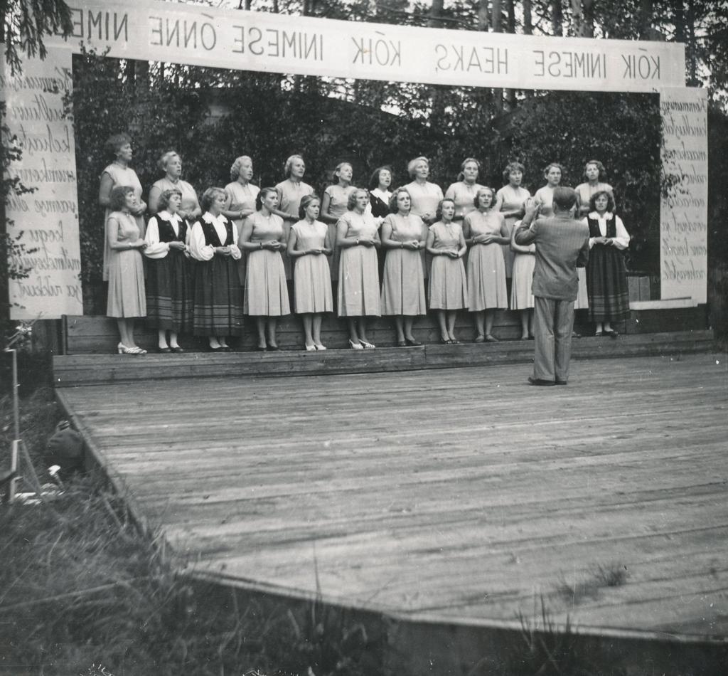 Foto ja negatiiv. Misso laulupidu 20. augustil 1961.a. uuel laululaval, esineb Misso naiskoor