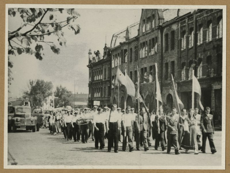 XII Üldlaulupidu. Laulukoorid sammuvad kogunemispaika.