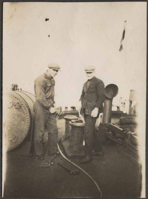Kaks aurulaeva "Eestirand" meeskonnaliiget laeva tekil pollari juures töötamas