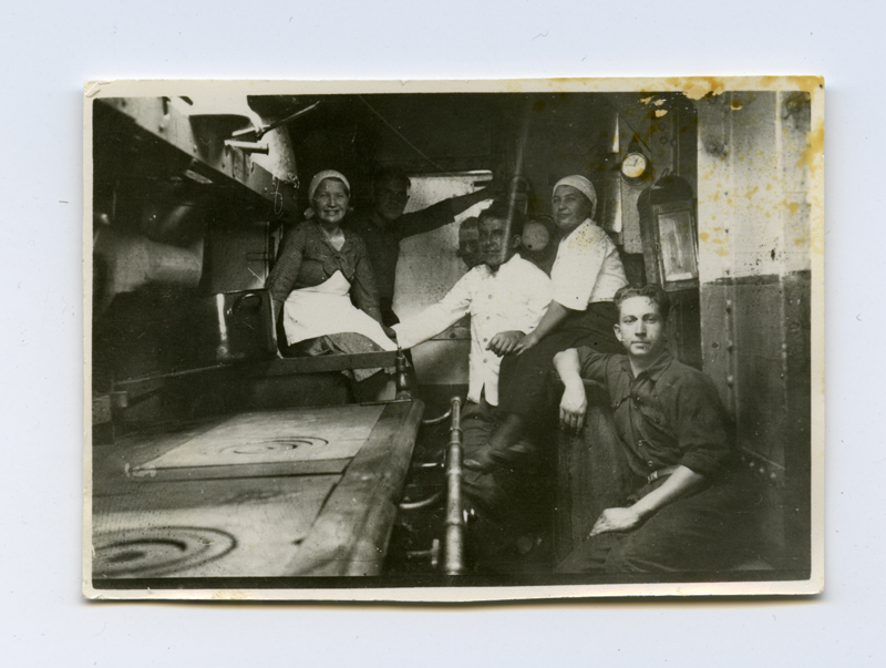 Aurulaev "Eestirand" heeringapüügil, osa laeva meeskonnast istumas kambüüsis pliidi kõrval.
1936